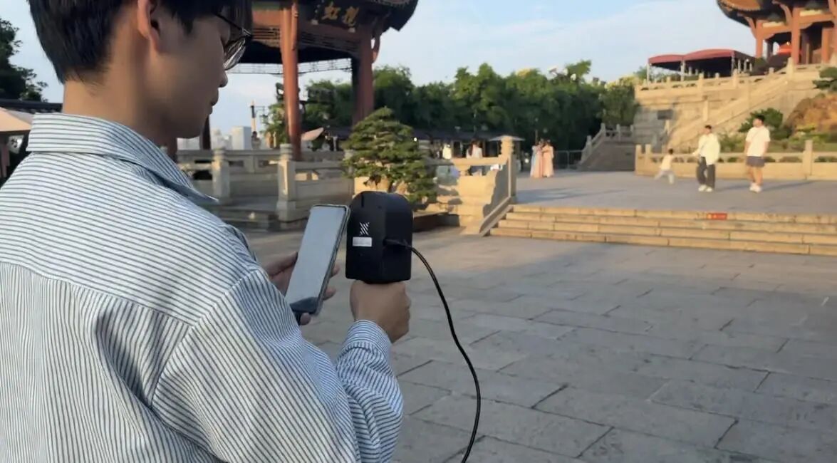 作业人员使用灵视P1采集黄鹤楼数据